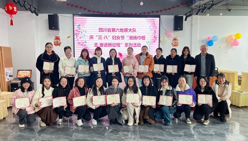 3先进女职工合影800.jpg