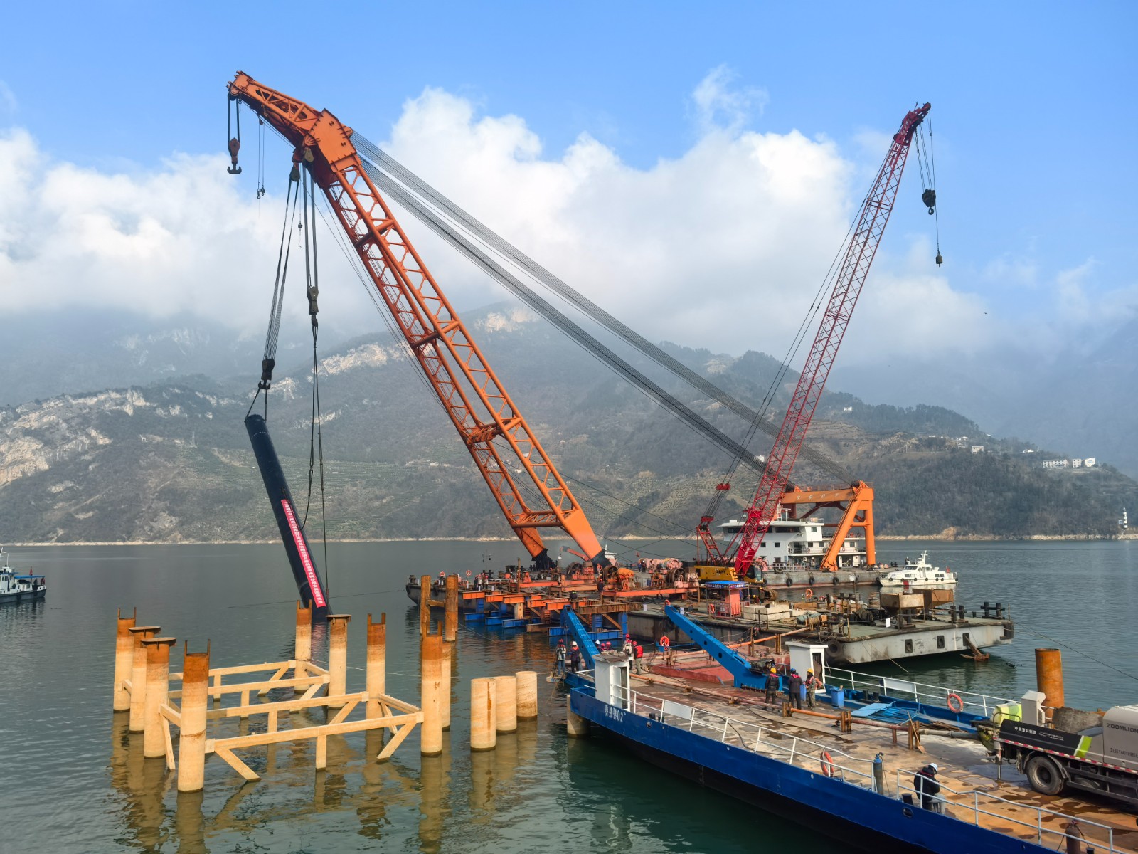 1三峡枢纽江南成品油翻坝工程大口径桩基施工.jpg