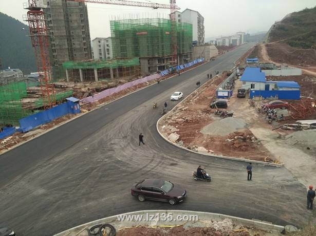 古蔺县县城第二通道道路一期工程沥青路面铺筑完成