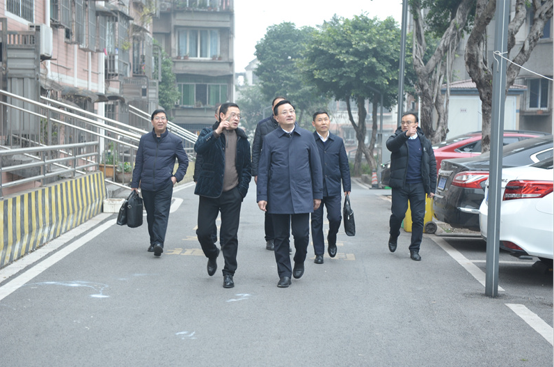 局党委书记、局长伍定到六大队调研走访