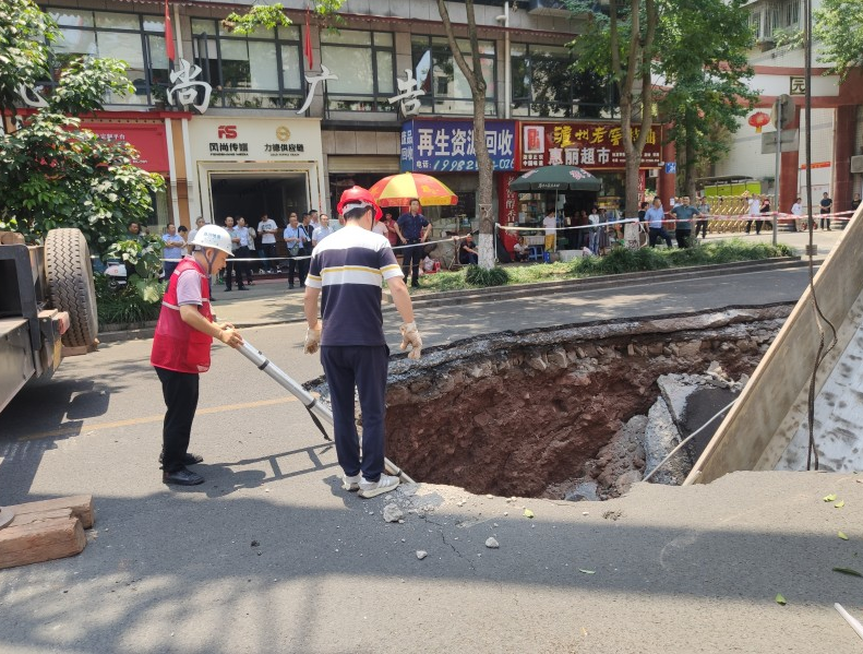路面突发坍塌  六大队迅速应对