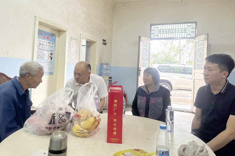慰问暖人心  关怀显真情——岑学农一行到泸县开展节前慰问