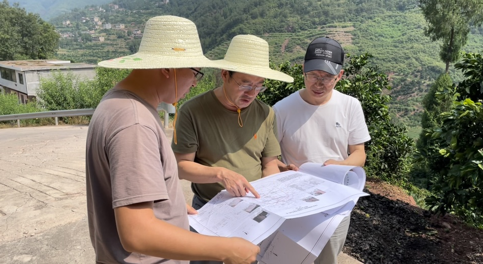 戴敬儒到古蔺县马蹄镇纳沙堡滑坡治理工程勘查项目检查指导工作