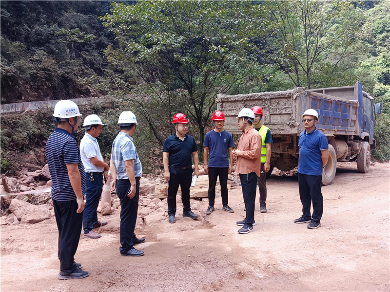 戴敬儒一行到古蔺县“7.27”暴雨洪灾水毁道路（龙爪路）抢险救灾项目进行安全督导检查