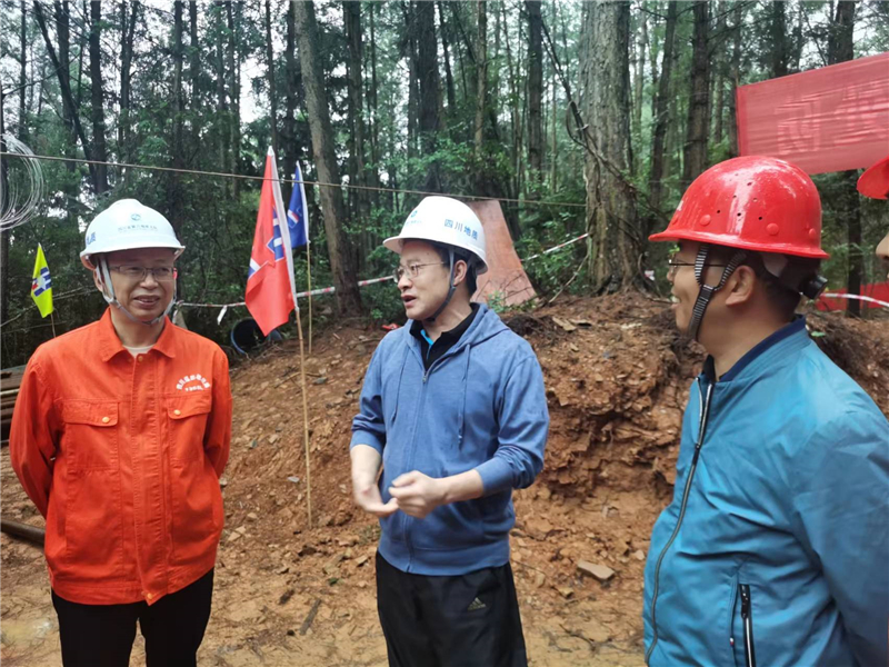 戴敬儒一行到重庆黔江铝土矿勘查钻探项目开展节前安全质量大检查