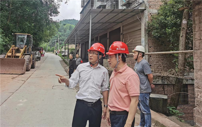 戴敬儒一行到合江县先滩镇应急抢险项目开展节前安全大检查