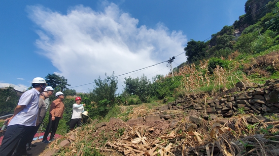 戴敬儒一行到古蔺县检查地灾防治工作