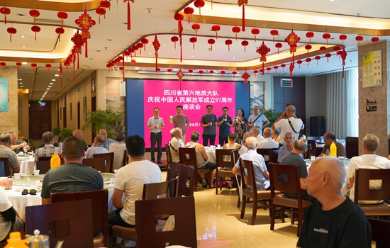 六大队召开“八一”复转退军人座谈会庆祝建军97周年