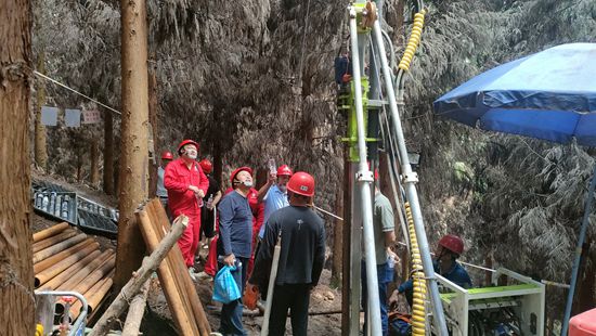 叙永县地质勘查安全生产专业委员会专家 到叙永县易珠塘建筑石料用灰岩矿勘探项目检查指导工作