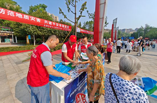 科学防范地质灾害  共建平安幸福家园——六大队积极参与2024年科普活动