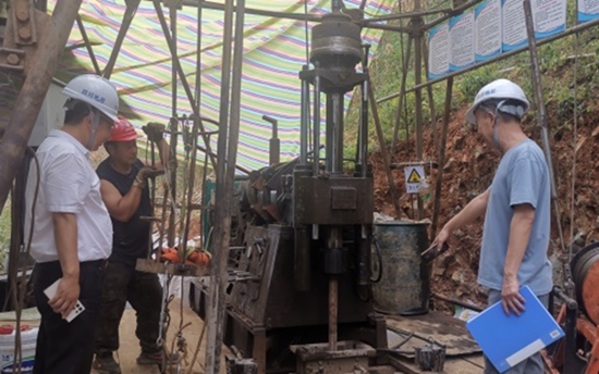 蒋太平一行到雷波岩脚磷矿地质勘查钻探施工项目开展质量安全专项检查