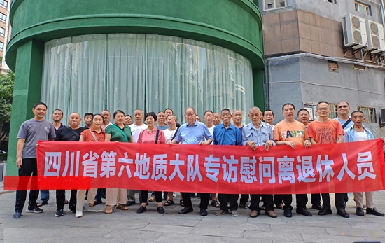 赵世民一行国庆节前走访慰问离退休老同志